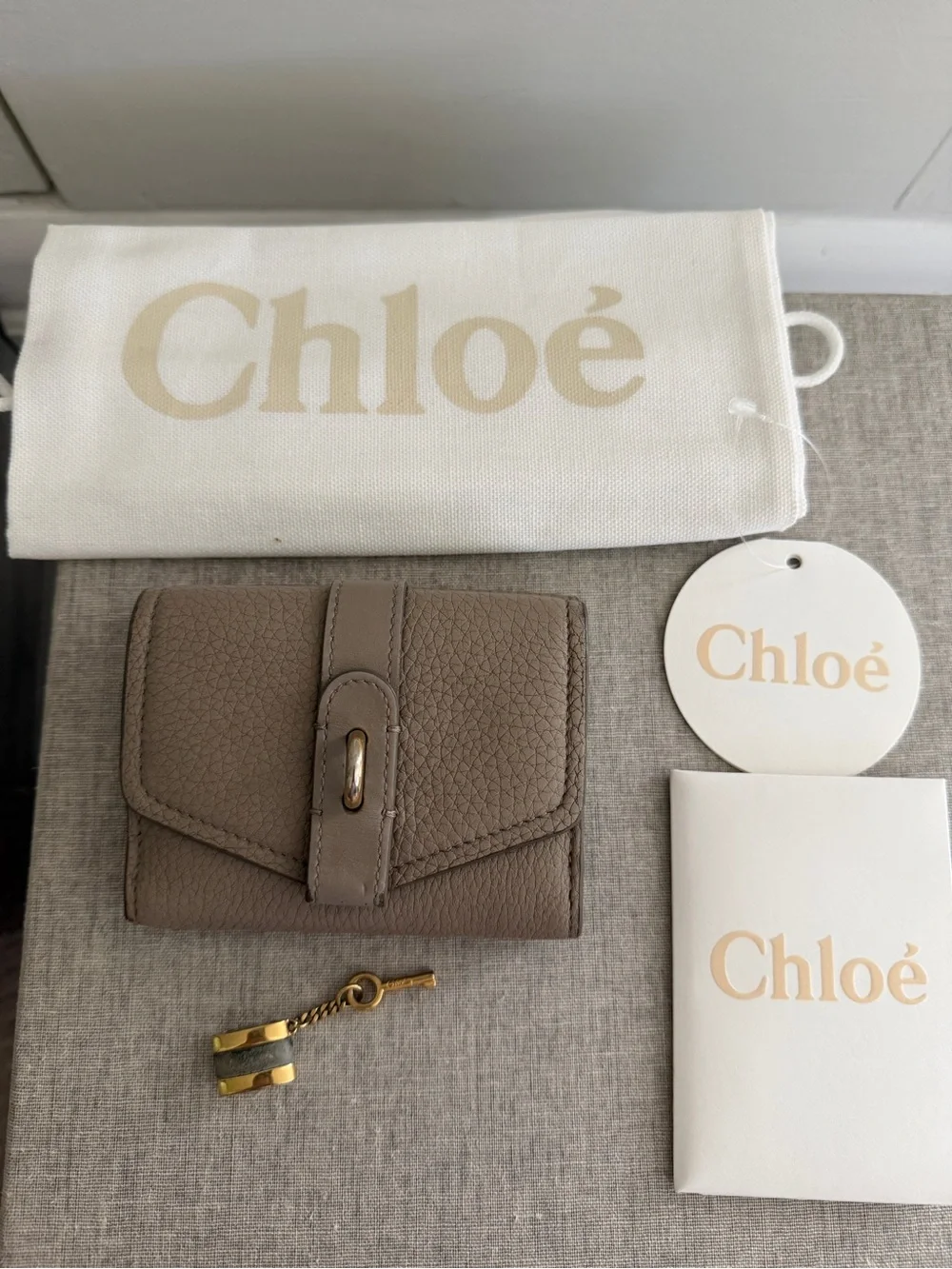 Chloe compact pebbled